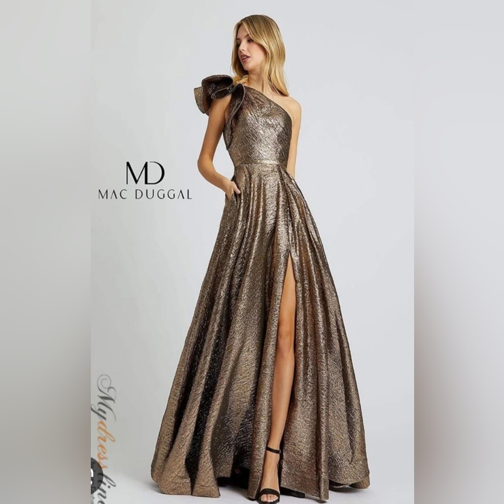 MAC DUGGAL DRESSES 100 PIECE PALLET SIZE RANG FROM 0-24W RESELLERS DREAM WOMANS